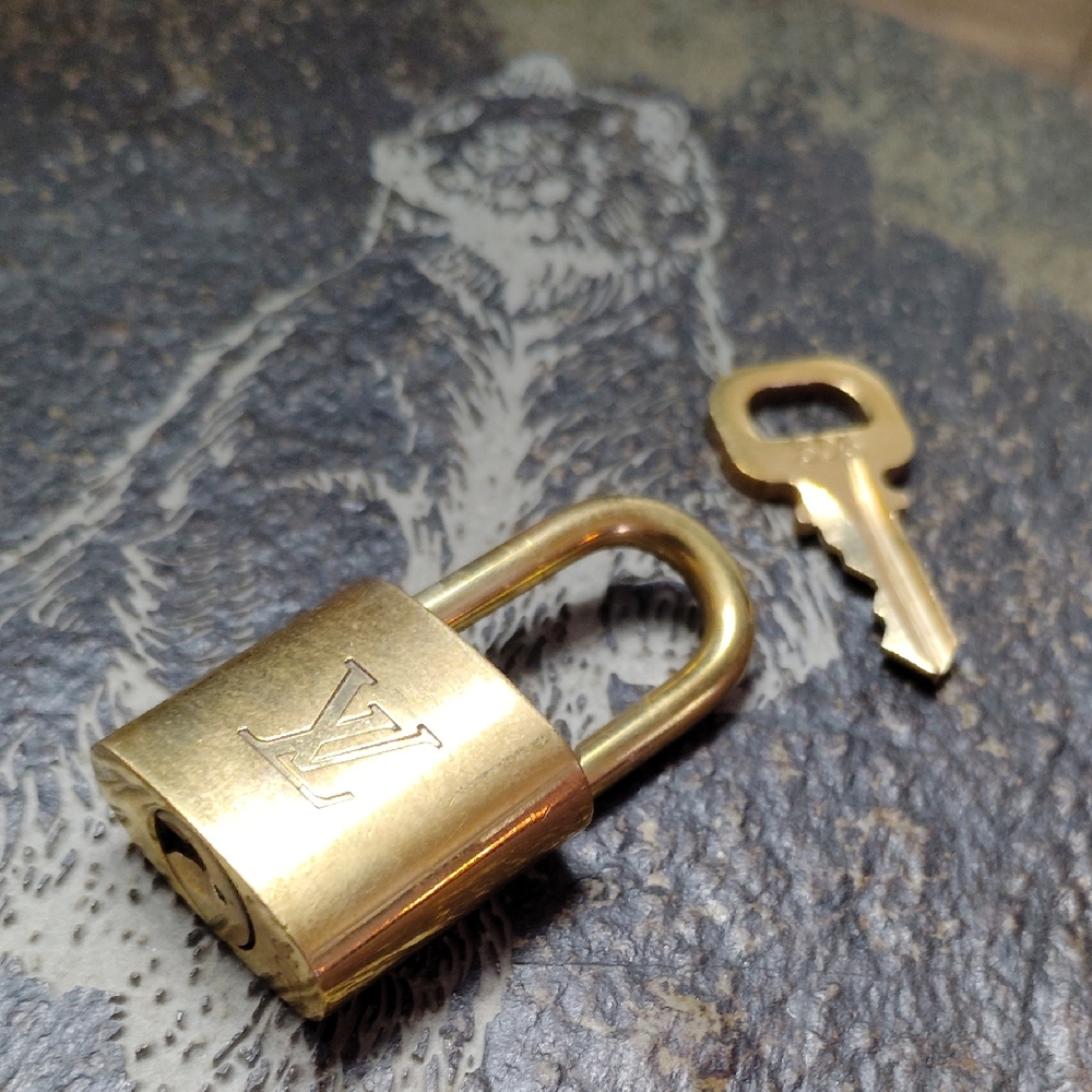 Louis Vuitton 🔥🔥🔥 !!!Authentic!!! Lock With Key - Picture 2 of 8
